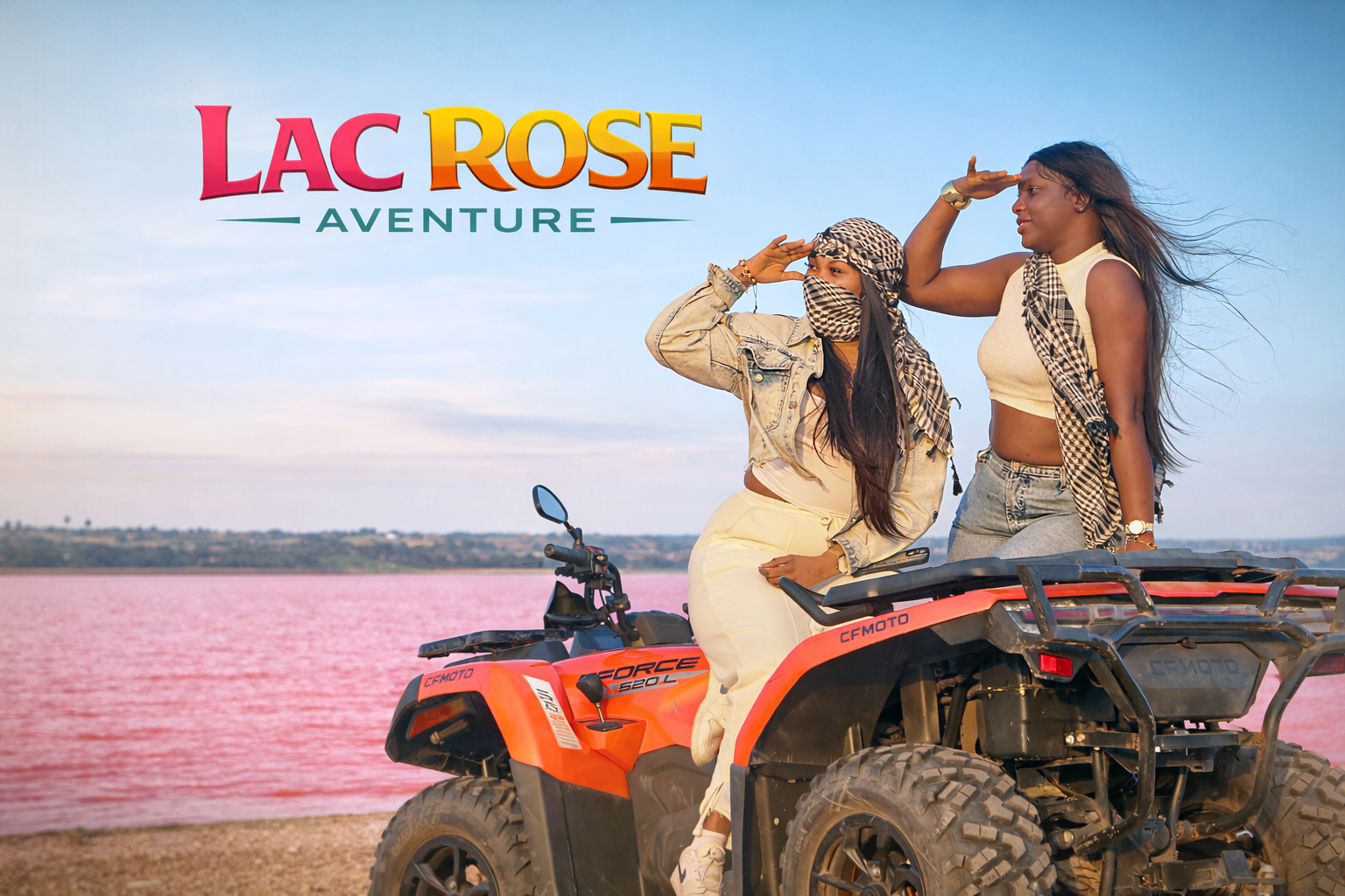 Deux jeunes femmes sur un quad au Lac Rose pour une expérience complète duo avec Lac Rose Aventure