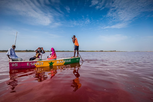 Balade en pirogue sur le Lac Rose avec Lac Rose Aventure, excursion paisible de 30 minutes sur les eaux roses près de Dakar