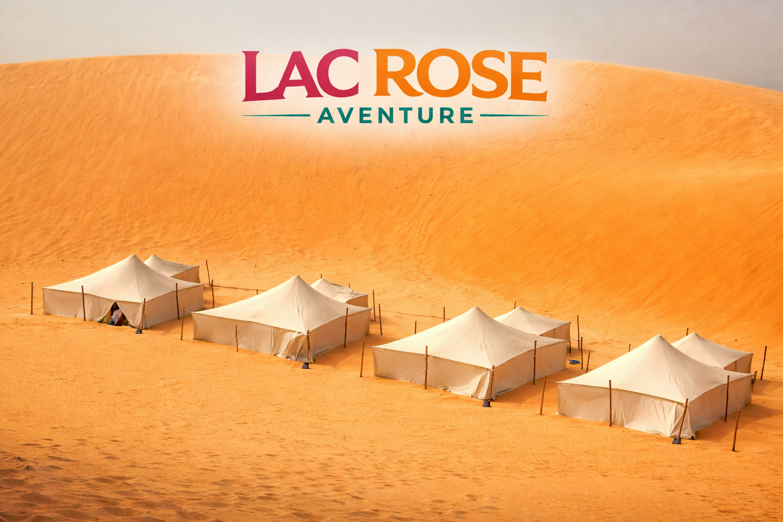 Paysage du désert de Lompoul au Sénégal avec ses dunes et tentes – expérience excursion unique avec Lac Rose Aventure